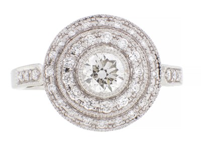 Lot 568 - AN 18CT WHITE GOLD AND DIAMOND 'TARGET' CLUSTER RING