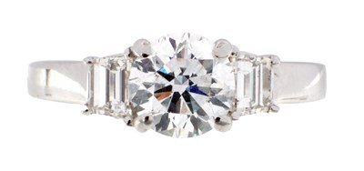 Lot 596 - AN ART DECO 18CT WHITE GOLD AND DIAMOND RING
