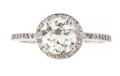 Lot 582 - AN 18CT WHITE GOLD AND DIAMOND CLUSTER RING