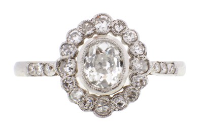 Lot 586 - AN EDWARDIAN STYLE PLATINUM AND DIAMOND RING