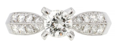 Lot 529 - AN 18CT WHITE GOLD AND DIAMOND RING