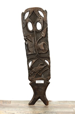 Lot 129 - AN ANTIQUE CARVED HARDWOOD AFRICAN SEAT