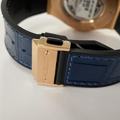 Lot 1391 - A GENTLEMAN'S 18CT ROSE GOLD HUBLOT CLASSIC FUSION CHRONOGRAPH KING GOLD BLUE WRIST WATCH