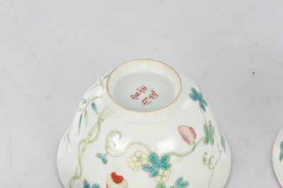 Lot 125 - A SET OF FOUR PIECES OF CHINESE REPUBLIC 'MELON' FAMILLE ROSE FORMING BOWLS AND COVERS