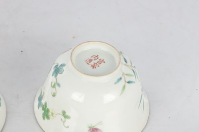 Lot 125 - A SET OF FOUR PIECES OF CHINESE REPUBLIC 'MELON' FAMILLE ROSE FORMING BOWLS AND COVERS