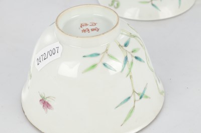 Lot 125 - A SET OF FOUR PIECES OF CHINESE REPUBLIC 'MELON' FAMILLE ROSE FORMING BOWLS AND COVERS