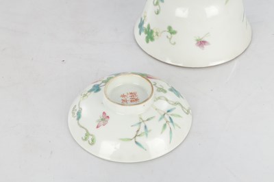 Lot 125 - A SET OF FOUR PIECES OF CHINESE REPUBLIC 'MELON' FAMILLE ROSE FORMING BOWLS AND COVERS