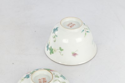Lot 125 - A SET OF FOUR PIECES OF CHINESE REPUBLIC 'MELON' FAMILLE ROSE FORMING BOWLS AND COVERS