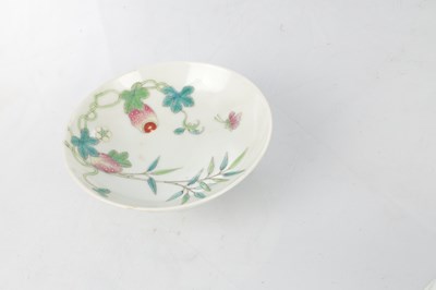 Lot 125 - A SET OF FOUR PIECES OF CHINESE REPUBLIC 'MELON' FAMILLE ROSE FORMING BOWLS AND COVERS