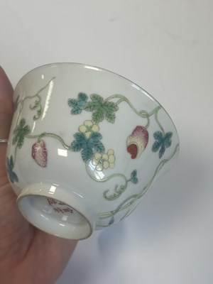 Lot 125 - A SET OF FOUR PIECES OF CHINESE REPUBLIC 'MELON' FAMILLE ROSE FORMING BOWLS AND COVERS