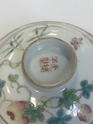 Lot 125 - A SET OF FOUR PIECES OF CHINESE REPUBLIC 'MELON' FAMILLE ROSE FORMING BOWLS AND COVERS