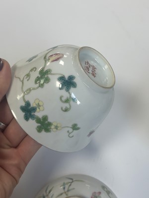 Lot 125 - A SET OF FOUR PIECES OF CHINESE REPUBLIC 'MELON' FAMILLE ROSE FORMING BOWLS AND COVERS