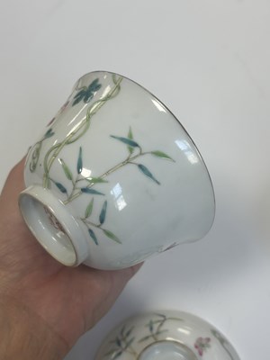 Lot 125 - A SET OF FOUR PIECES OF CHINESE REPUBLIC 'MELON' FAMILLE ROSE FORMING BOWLS AND COVERS