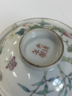 Lot 125 - A SET OF FOUR PIECES OF CHINESE REPUBLIC 'MELON' FAMILLE ROSE FORMING BOWLS AND COVERS