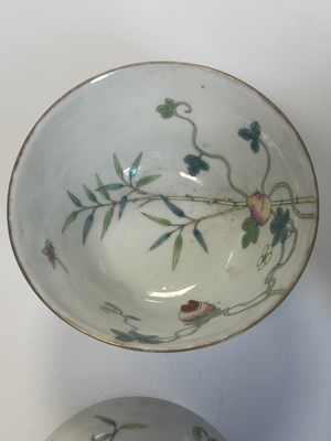 Lot 125 - A SET OF FOUR PIECES OF CHINESE REPUBLIC 'MELON' FAMILLE ROSE FORMING BOWLS AND COVERS