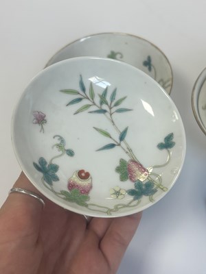 Lot 125 - A SET OF FOUR PIECES OF CHINESE REPUBLIC 'MELON' FAMILLE ROSE FORMING BOWLS AND COVERS