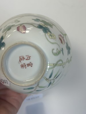 Lot 125 - A SET OF FOUR PIECES OF CHINESE REPUBLIC 'MELON' FAMILLE ROSE FORMING BOWLS AND COVERS