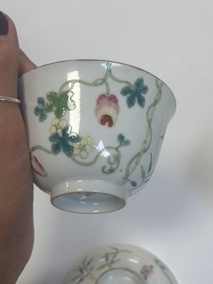 Lot 125 - A SET OF FOUR PIECES OF CHINESE REPUBLIC 'MELON' FAMILLE ROSE FORMING BOWLS AND COVERS