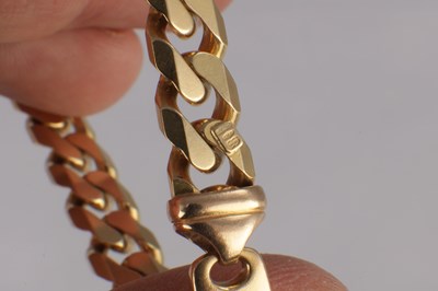 Lot 162 - A 9CT YELLOW GOLD CURB CHAIN BRACELET