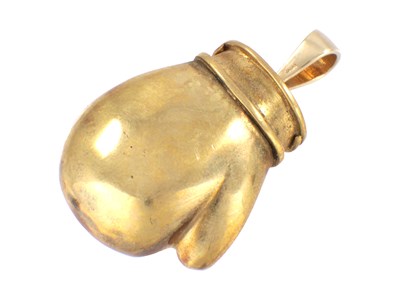 Lot 141 - A GOLD METAL BOXING GLOVE PENDANT
