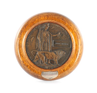 Lot 807 - A WW1 OAK FRAMED BRONZE DEATH PENNY MEDALLION