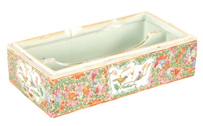 Lot 473 - A 19TH CENTURY CHINESE FAMILLE ROSE BRUSH TRAY