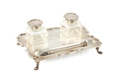 Lot 264 - AN EARLY 20TH CENTURY SILVER INKSTAND