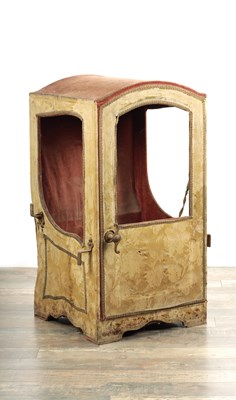 Lot 1628 - AN 18TH CENTURY CHILDREN'S SEDAN CHAIR