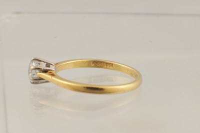 Lot 175 - AN 18CT GOLD DIAMOND SOLITAIRE RING