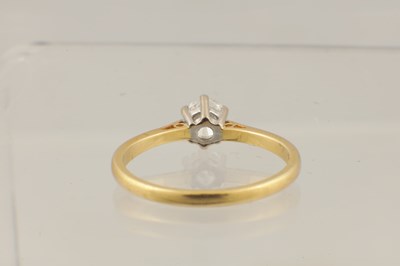 Lot 175 - AN 18CT GOLD DIAMOND SOLITAIRE RING