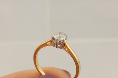 Lot 175 - AN 18CT GOLD DIAMOND SOLITAIRE RING