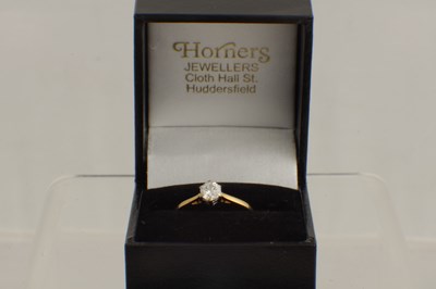 Lot 175 - AN 18CT GOLD DIAMOND SOLITAIRE RING