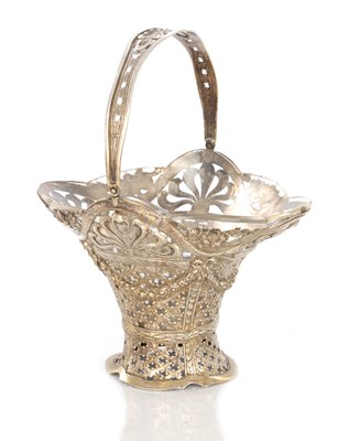 Lot 111 - AN EARLY 20TH CENTURY SILVER BASKET AND GLASS LINER
