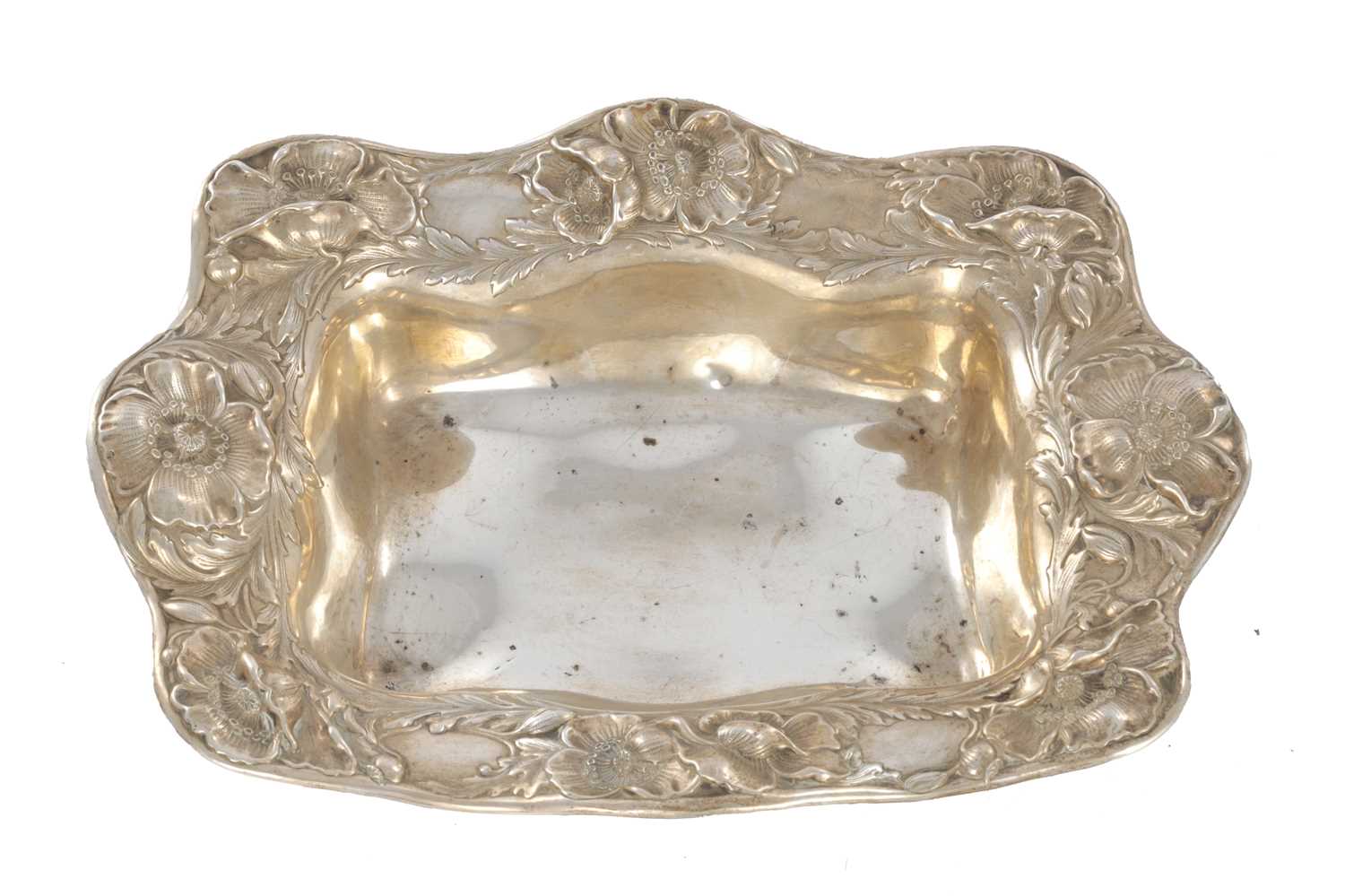 Lot 171 - AN EARLY 20TH CENTURY SILVER TRAY