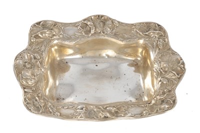 Lot 171 - AN EARLY 20TH CENTURY SILVER TRAY