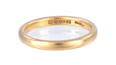 Lot 183 - A 22CT YELLOW GOLD RING