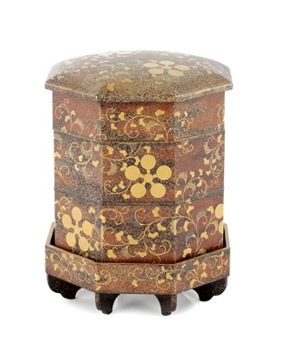 Lot 126 - A JAPANESE MEIJI PERIOD GILT LACQUERED OCTAGONAL HOKAI BOX ON STAND