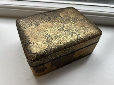 Lot 570 - A JAPANESE MEIJI PERIOD GILT LACQUERED RECTANGULAR BOX AND COVER