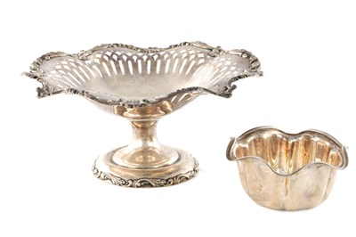 Lot 220 - AN AMERICAN SILVER FOOTED SHAPED TAZZA, AND AN AMERICAN SILVER SHAPED SCALLOPED EDGE BOWL