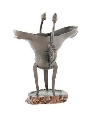 Lot 470 - AN EARLY CHINESE ARCHAISTIC BRONZE TRIPOD VESSEL