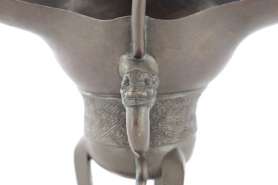 Lot 470 - AN EARLY CHINESE ARCHAISTIC BRONZE TRIPOD VESSEL