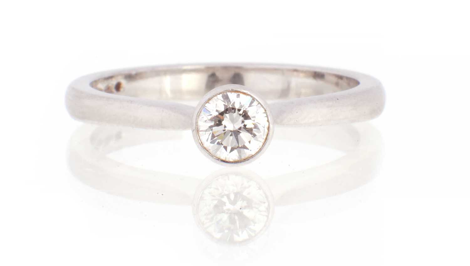 Lot 160 - A LADIES DIAMOND AND PLATINUM SOLITAIRE RING