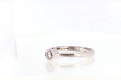 Lot 160 - A LADIES DIAMOND AND PLATINUM SOLITAIRE RING