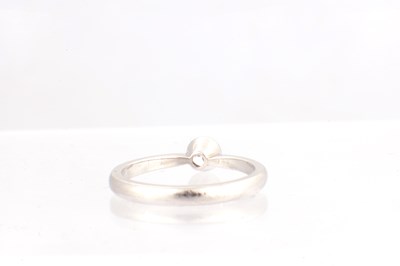 Lot 160 - A LADIES DIAMOND AND PLATINUM SOLITAIRE RING