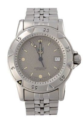 Lot 1310 - A GENTLEMAN’S STAINLESS STEEL TAG HEUER PROFESSIONAL WRIST WATCH
