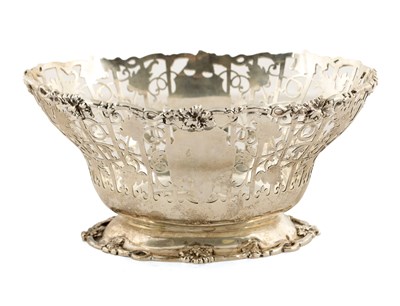 Lot 250 - A LARGE GEORGE V PIERCED SILVER FRUIT BASKET