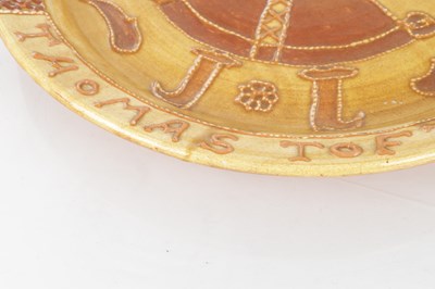 Lot 38 - A 17TH CENTURY STYLE STAFFORDSHIRE SLIP GLAZED TOFTWARE CHARGER