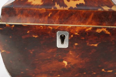 Lot 986 - A 19TH CENTURY TORTOISESHELL TEA CADDY OF SMALL SIZE