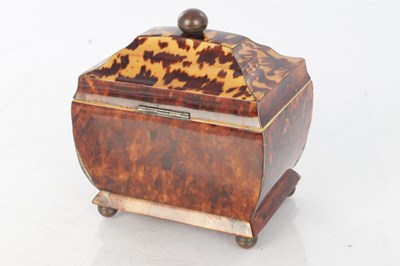 Lot 986 - A 19TH CENTURY TORTOISESHELL TEA CADDY OF SMALL SIZE