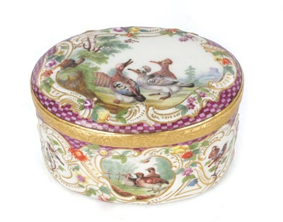 Lot 124 - A FINE 18TH CENTURY ENAMEL AND GOLD OVAL SNUFF BOX